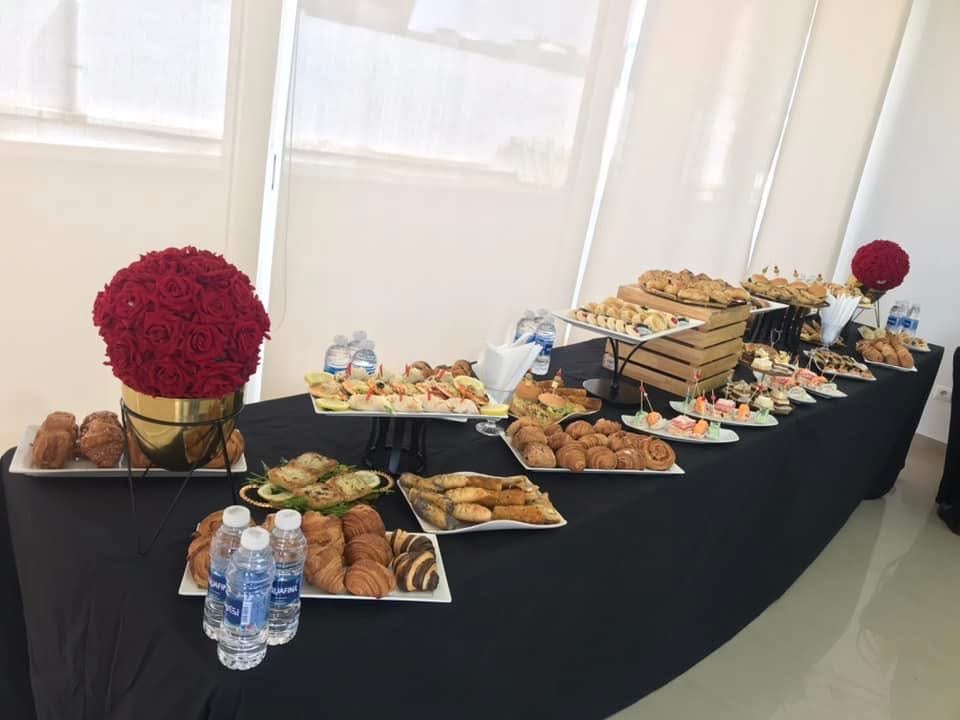 Buffet de viennoiseries et pâtisseries dressé pour une réception