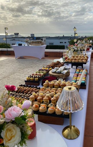 Buffet de desserts en rooftop face à la mer au coucher du soleil