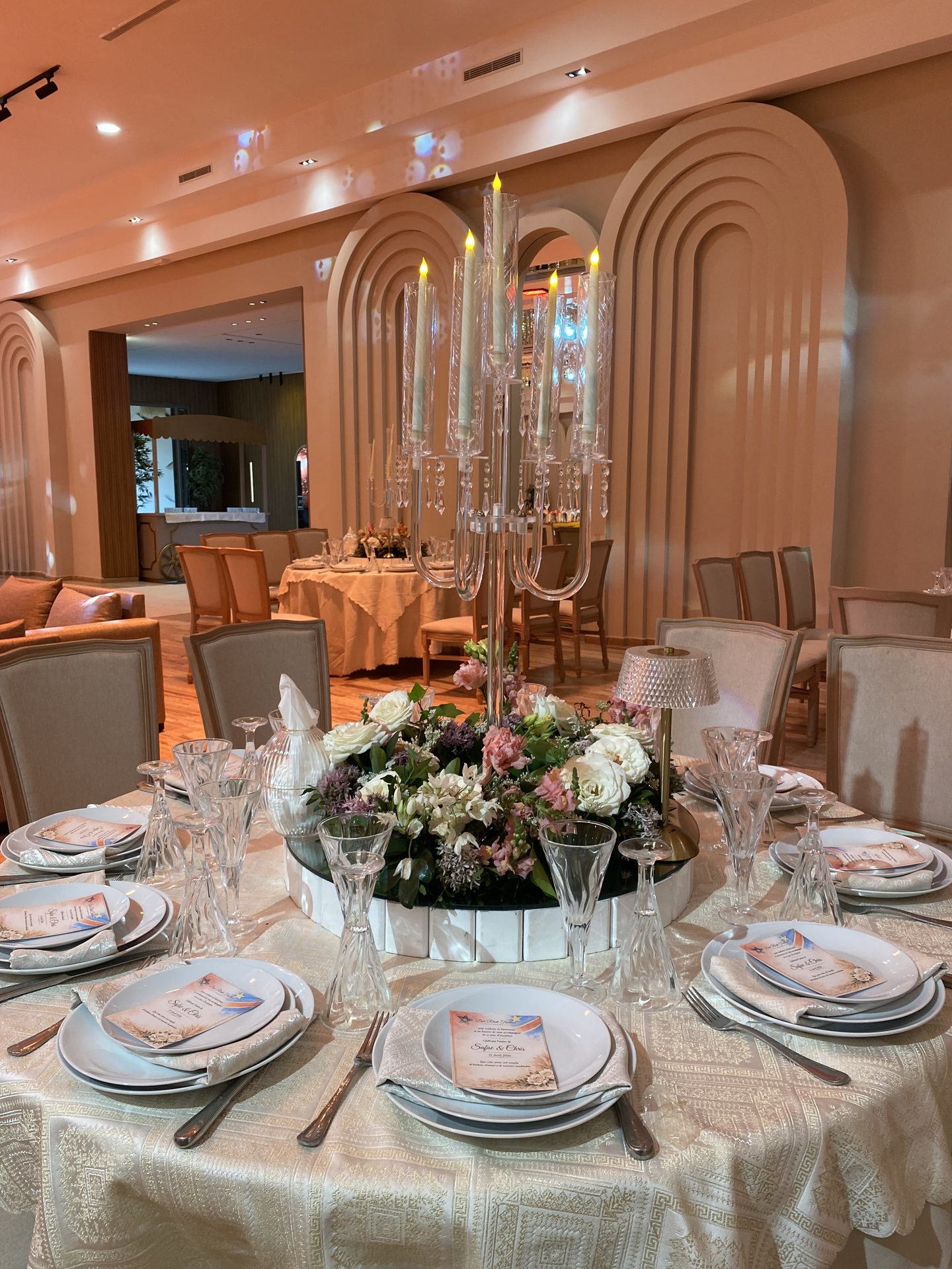 Table élégante dressée dans un salon avec grand candélabre en cristal