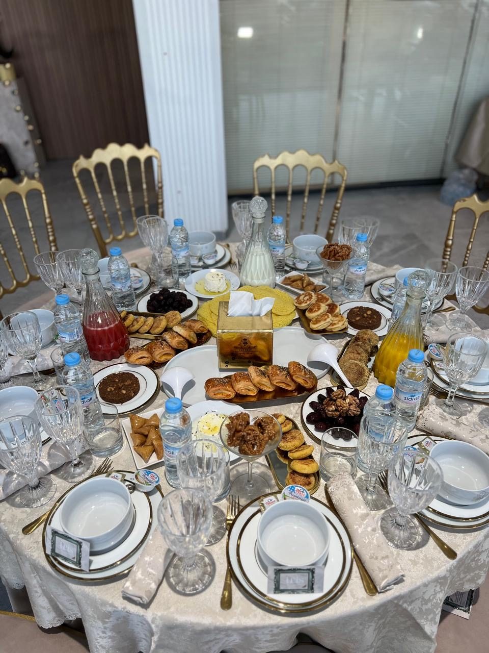 Table de petit-déjeuner marocain (fettour) garnie de msemen et briouates