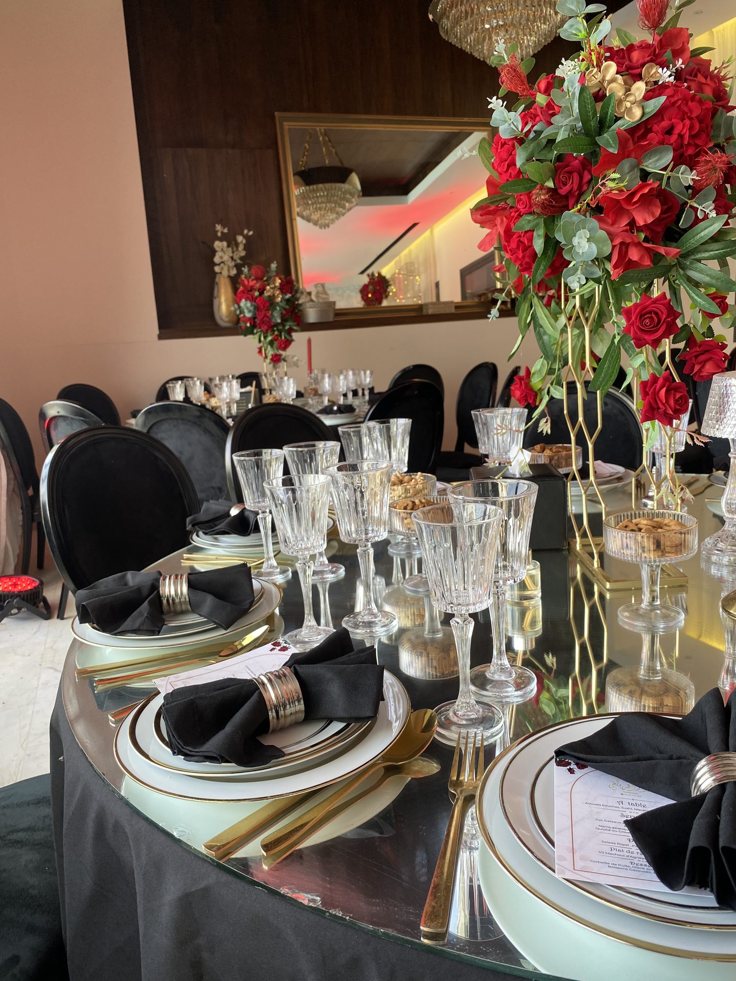 Table thème noir et or, centre de roses rouges sur plateau miroir