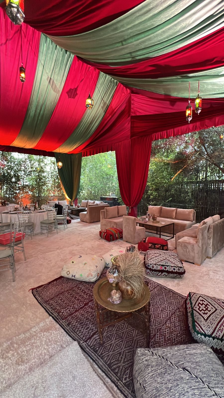 Tente caïdale et salon marocain en extérieur, tapis berbères