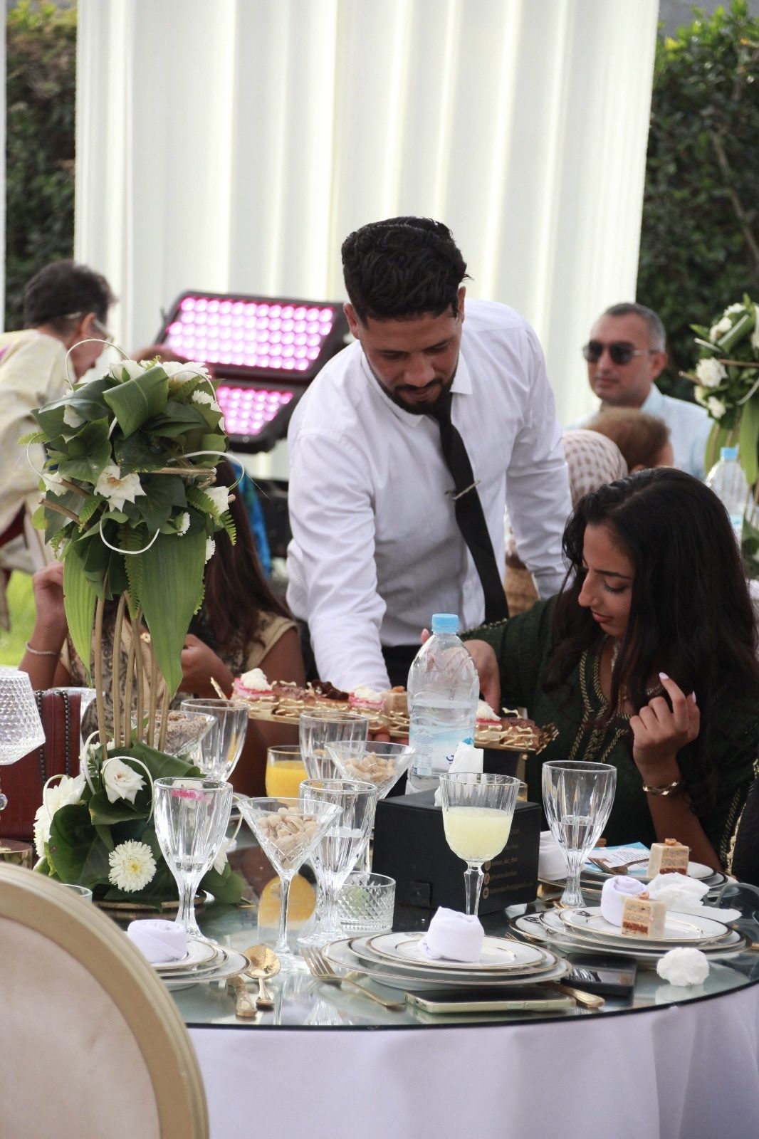 Service de mignardises aux invités lors d'une réception en extérieur