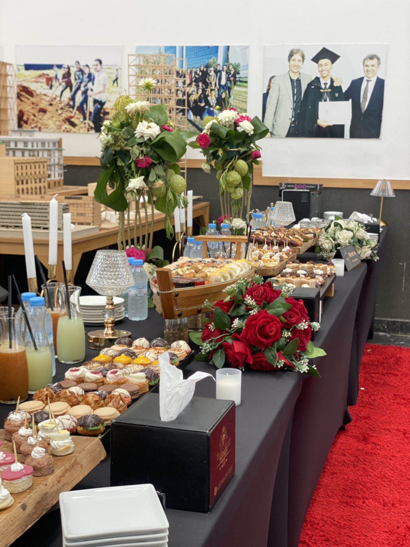 Buffet de remise de diplôme : pâtisseries, jus et compositions florales