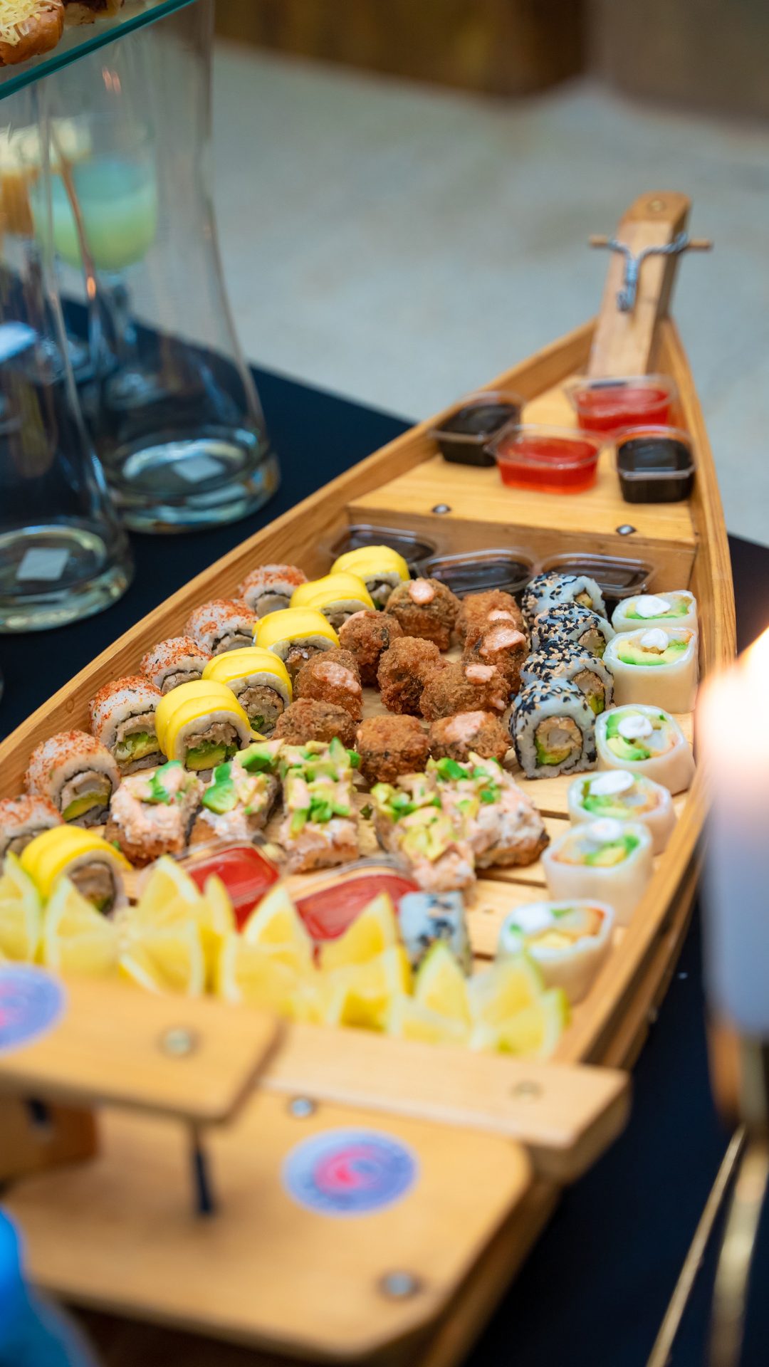 Bateau de sushis et makis pour cocktail dînatoire