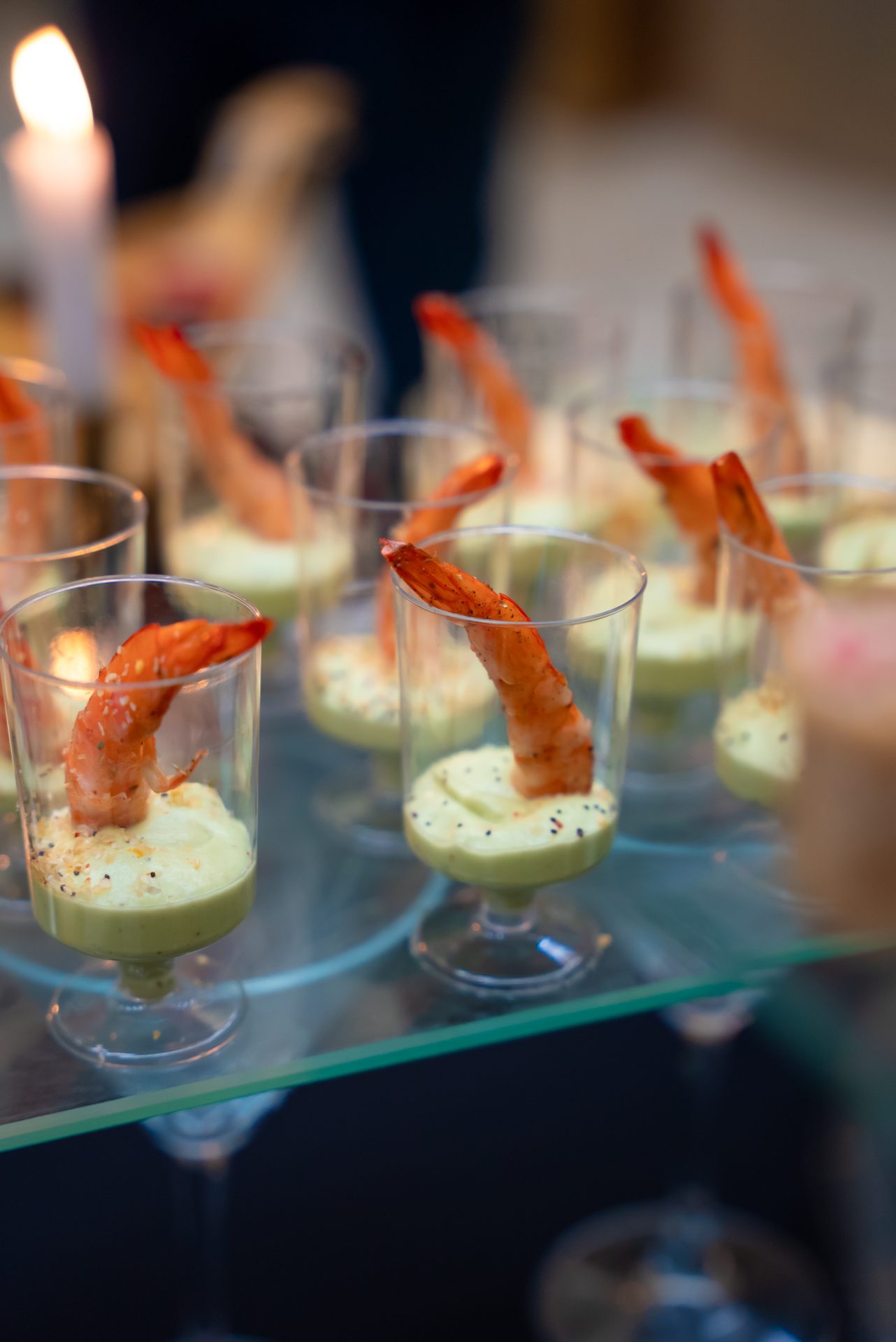 Verrines de crevettes et mousse d'avocat en cocktail
