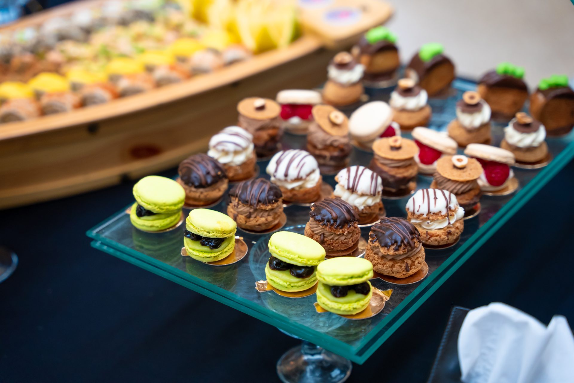 Assortiment de mignardises et macarons sur présentoir