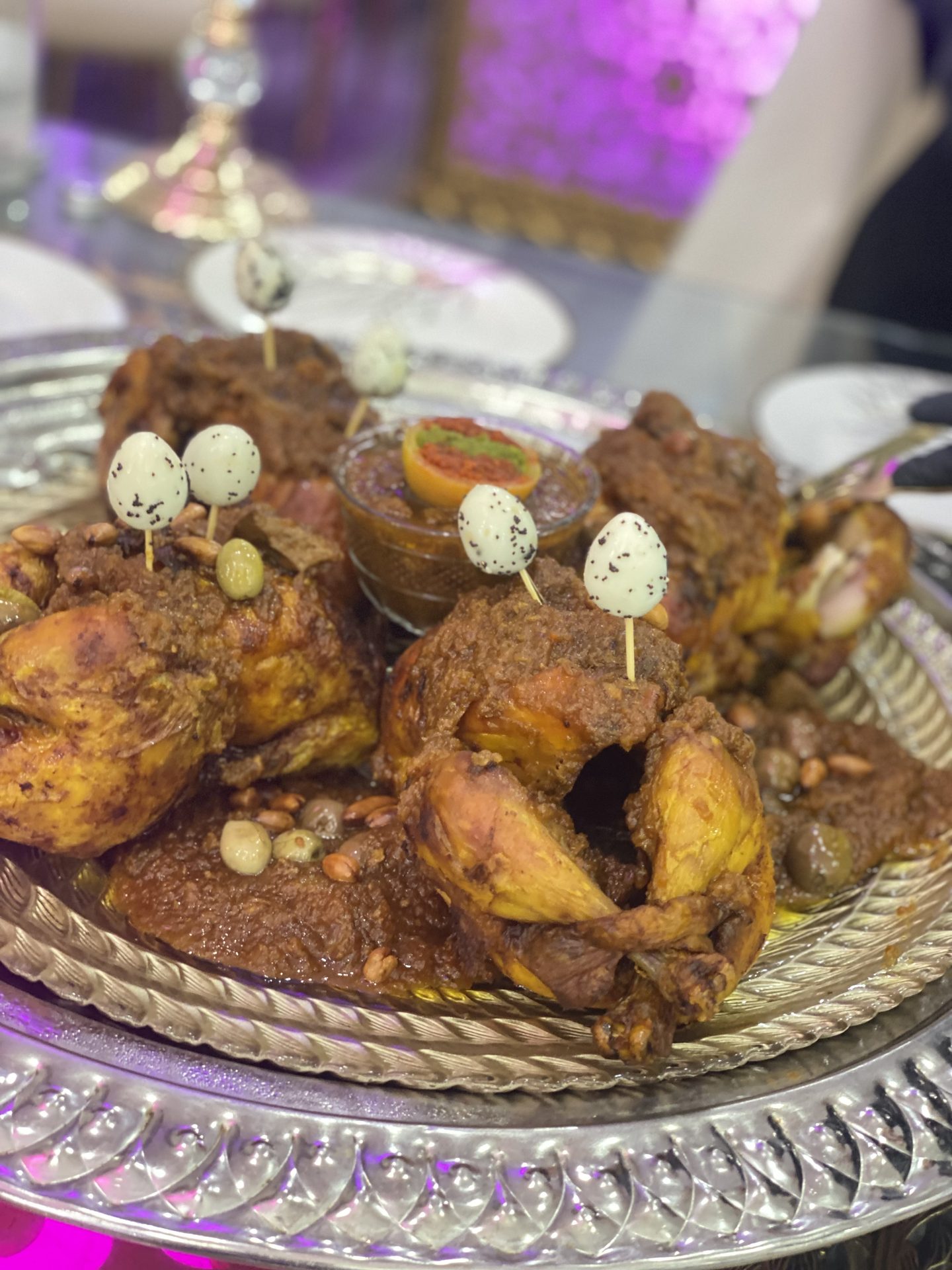 Plat de poulet à la marocaine garni d'olives et d'amandes