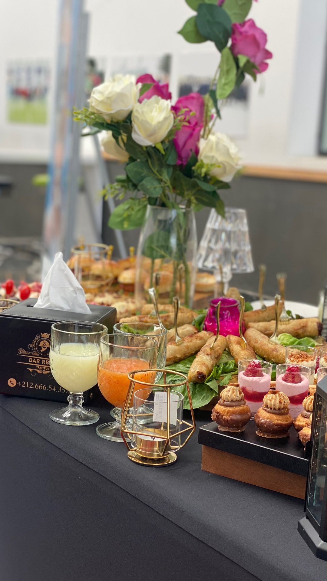 Buffet cocktail fleuri : briouates, verrines et pâtisseries
