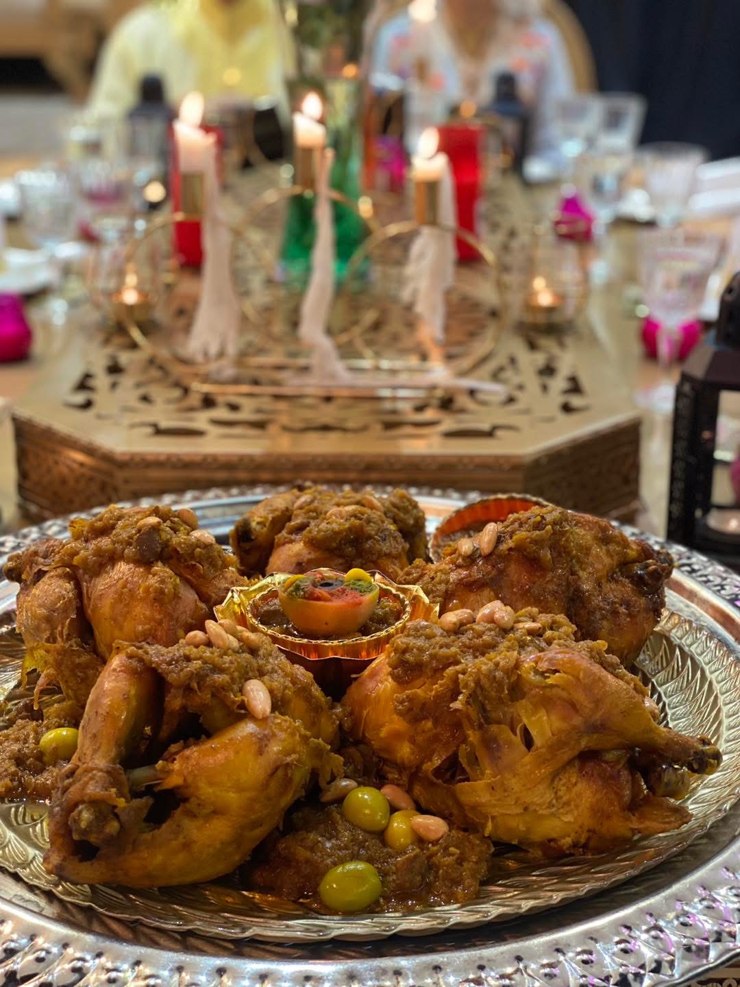 Plat de poulet rôti aux amandes en décor de fête