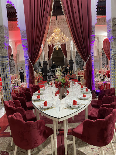 Salle de mariage décorée en bordeaux et or par Traiteur Dar Rbati