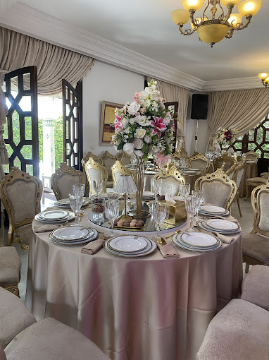 Table élégante dressée dans un salon lumineux avec composition florale