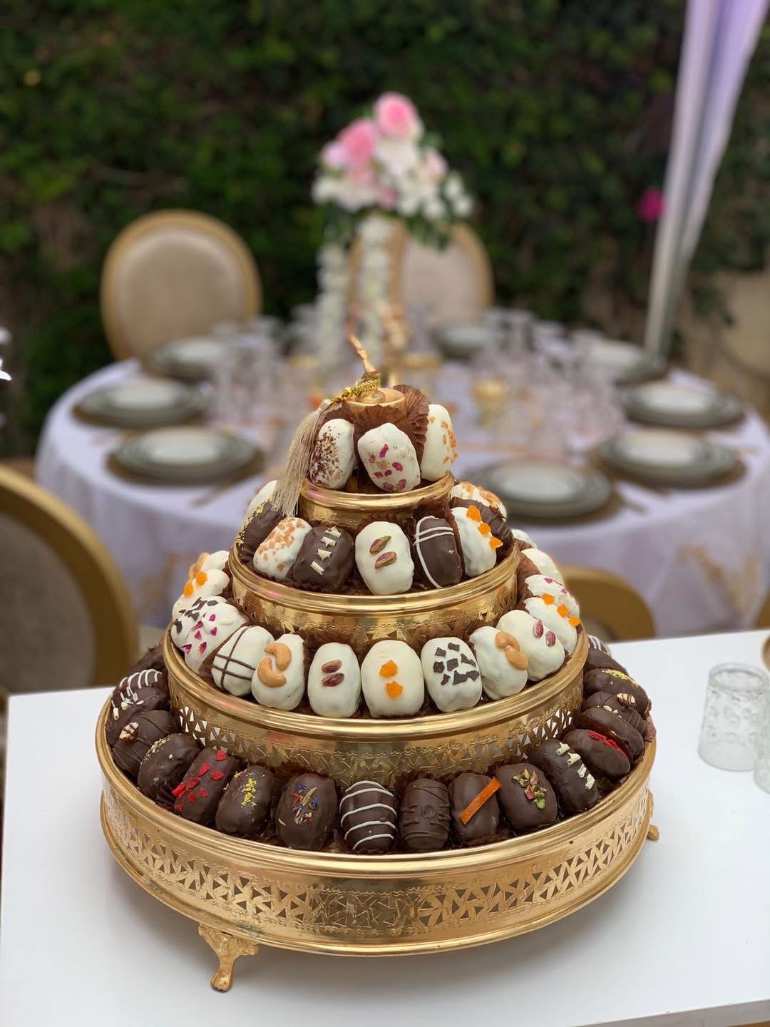 Pièce montée de sucreries marocaines sur présentoir doré